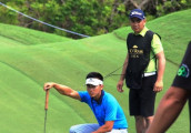 Cùng golfer số 1 Việt Nam Trần Lê Duy Nhất xử lý tình huống khó khi bóng xuống dốc ở cạnh green