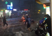Nhiều xe máy bị cuốn trôi trên đường Sài Gòn trong cơn mưa lớn