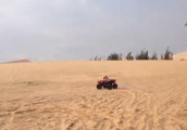 Dửng dưng nhìn bé 3 tuổi cầm lái xe địa hình ATV