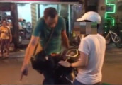 Ông Tây quát cô gái đi xe máy vào phố đi bộ Hà Nội