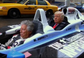 Donald Trump ngồi sau xe đua đi đến Mario Andretti