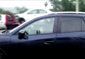 Phẫn nộ hành vi bố để con lái ô tô trên 100km/h