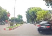 Toyota Camry điên “driff” trên phố, va chạm với xe máy rồi bỏ chạy
