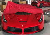 Hot girl chịu chơi “đập thùng” siêu ngựa Ferrari LaFerrari Aperta 87,6 tỷ đồng