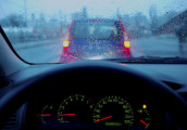 Lái xe thế nào để đối phó với mùa mưa bão?