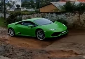 Lamborghini Huracan “chật vật” trên đường làng