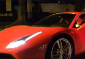 Tuấn Hưng “vần” vô - lăng Ferrari mới tậu trên đường phố Hà Nội