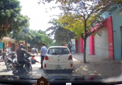 Tài xế lái Toyota ở Hà Nội thờ ơ quay lưng sau khi gây tai nạn cho bé gái