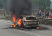 Mazda 3 bốc cháy trên cao tốc Hà Nội - Thái Nguyên