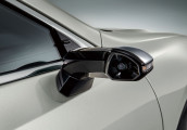 Lexus là thương hiệu đầu tiên trên thế giới sử dụng công nghệ gương kỹ thuật số