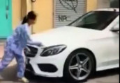 Cơn thịnh nộ của bà cụ đập kính xe Mercedes C200: Đền xe trăm triệu