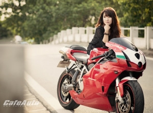 Thiếu nữ bên siêu mô tô “vang bóng một thời” Ducati 999