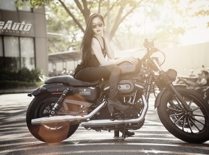 Người đẹp cực cá tính bên Harley Davidson Sportster Iron
