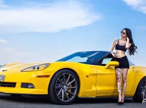 Hot girl nhiều hình xăm đọ dáng cùng Chevrolet Corvette C6