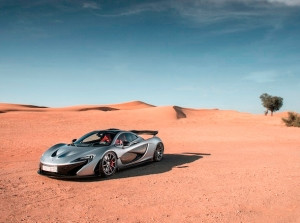 Ngỡ ngàng McLaren P1 khoe dáng giữa sa mạc