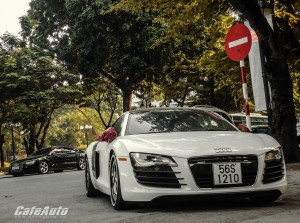 Vẻ đẹp siêu xe Audi R8 trên đường phố Hà Nội