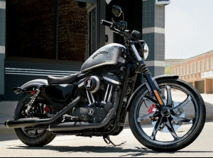 Lộ diện “chiến binh” Harley-Davidson 883 Iron 2015